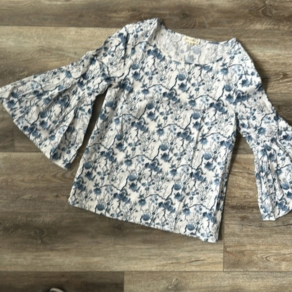 Francesca's top white blue floral bell sleeves size XS fresh clean